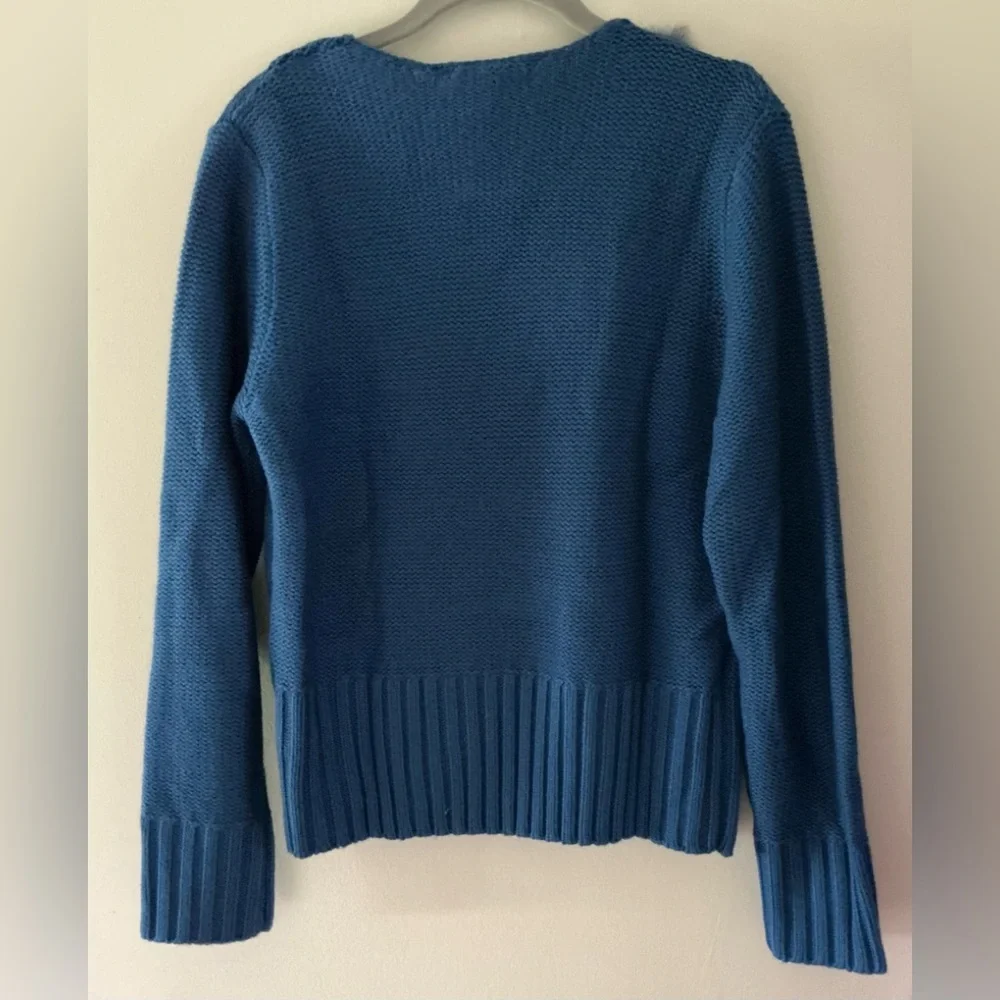 Blue v-neck knit sweater featuring a decorative faux fur trim detail🌻